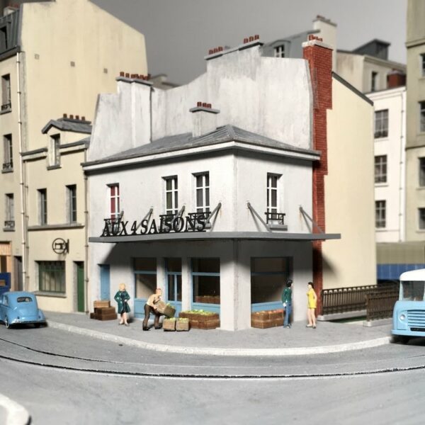 Bâtiment rue du Mail avec boutique aux 4 saisons ou brasserie.